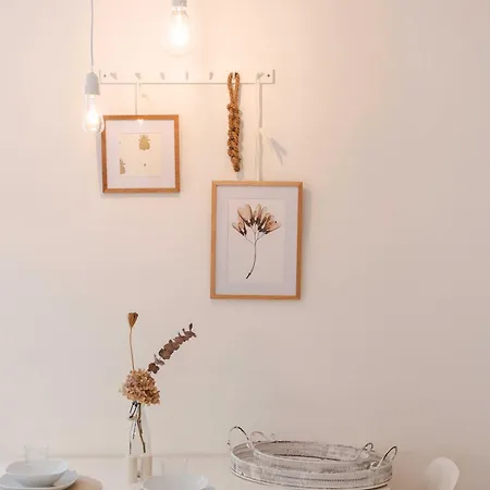 White Flat By Grazrentals Architect Designed & Stylish & Free Parking Apartment