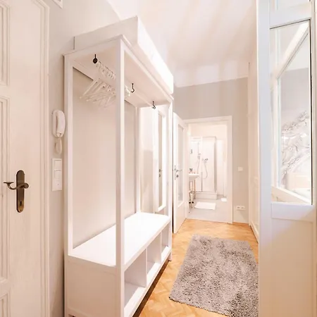 Apartment White Flat By Grazrentals Architect Designed & Stylish & Free Parking *