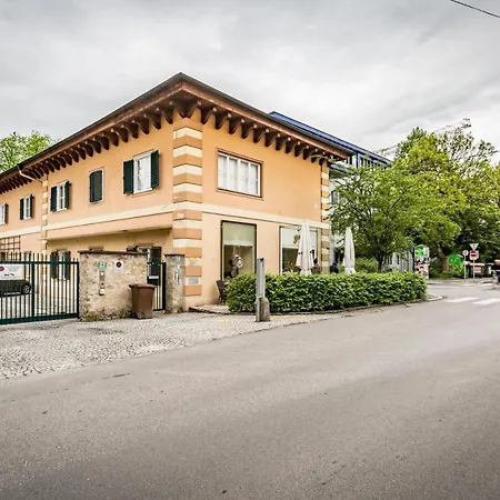 White Flat By Grazrentals With Cool Location & Free Parking
