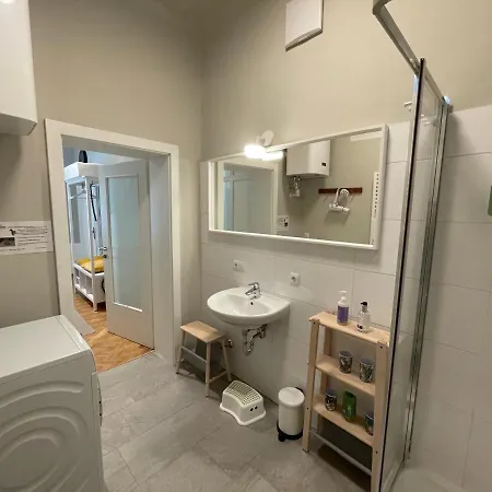 White Flat By Grazrentals With Cool Location & Free Parking *
