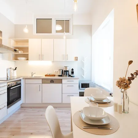 Apartment White Flat By Grazrentals Architect Designed & Stylish & Free Parking