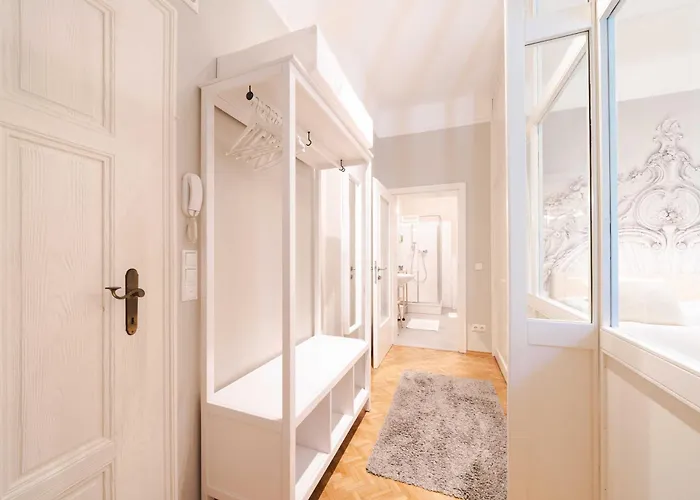 Apartment White Flat By Grazrentals With Cool Location & Free Parking *